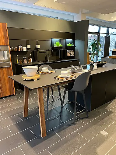 Schwarze Küche mit Hochschränken in geräucherter Lärche und einem Wandhängendem Spülenschrank