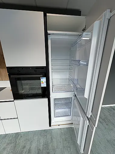 Moderne Häcker Grifflosküche mit pflegeleichter Melaminharzfront und Blaupunktgeräten