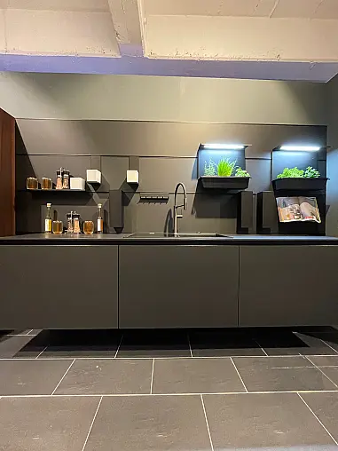 Schwarze Küche mit Hochschränken in geräucherter Lärche und einem Wandhängendem Spülenschrank