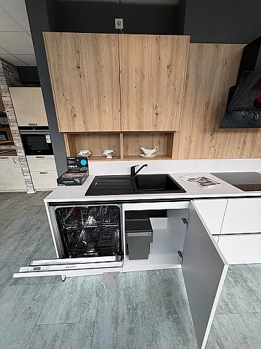 Moderne Häcker Grifflosküche mit pflegeleichter Melaminharzfront und Blaupunktgeräten