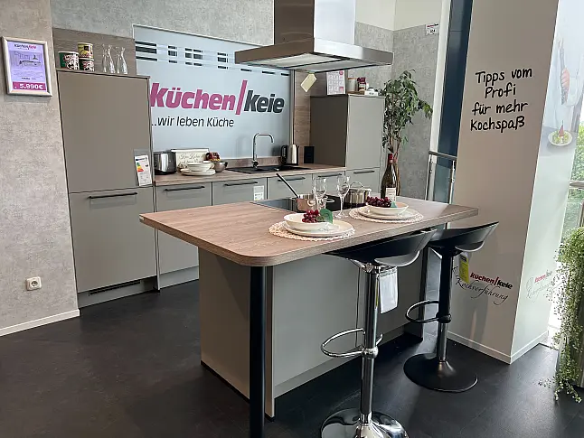 Moderne Küche mit Insel