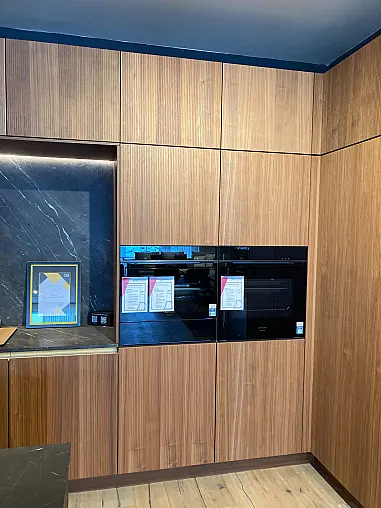 ILUMINATE Q-ei Nussbaum natur, Artstone Griffleiste Messing beleuchtet