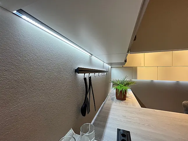 Exklusive Messeküche - Luxus pur - LED-Beleuchtungen ohne Ende - inkl. Stühle