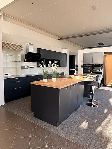 Design-Highlight: Insel Küche mit Edelstahl Arbeitsplatten und Beleuchtung – Sofort verfügbar!