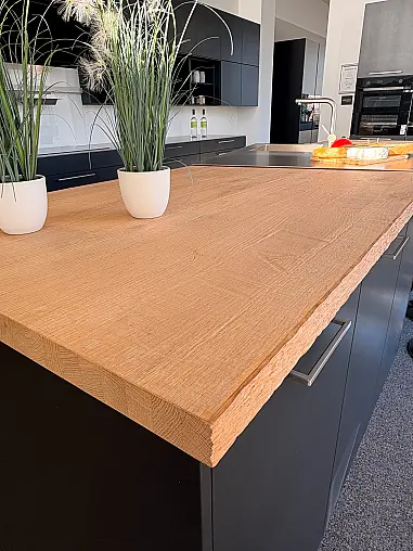 Design-Highlight: Insel Küche mit Edelstahl Arbeitsplatten und Beleuchtung – Sofort verfügbar!