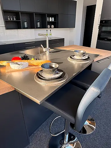 Design-Highlight: Insel Küche mit Edelstahl Arbeitsplatten und Beleuchtung – Sofort verfügbar!