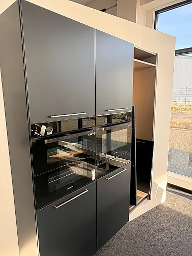 Design-Highlight: Insel Küche mit Edelstahl Arbeitsplatten und Beleuchtung – Sofort verfügbar!
