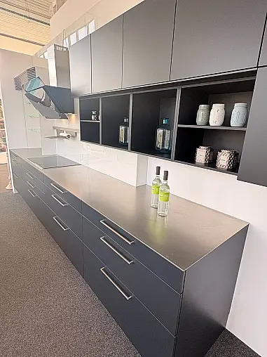 Design-Highlight: Insel Küche mit Edelstahl Arbeitsplatten und Beleuchtung – Sofort verfügbar!