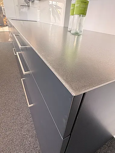 Design-Highlight: Insel Küche mit Edelstahl Arbeitsplatten und Beleuchtung – Sofort verfügbar!