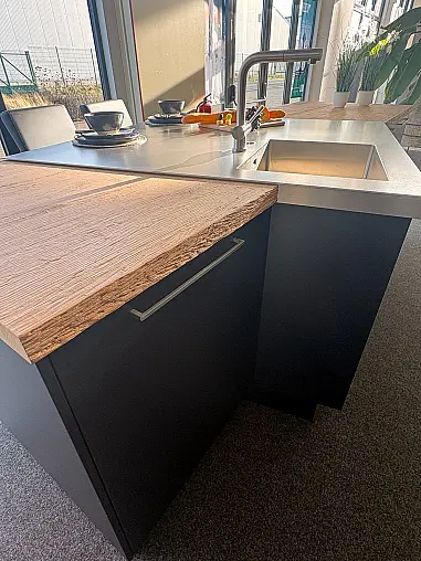 Design-Highlight: Insel Küche mit Edelstahl Arbeitsplatten und Beleuchtung – Sofort verfügbar!