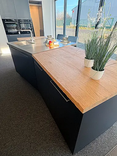 Design-Highlight: Insel Küche mit Edelstahl Arbeitsplatten und Beleuchtung – Sofort verfügbar!