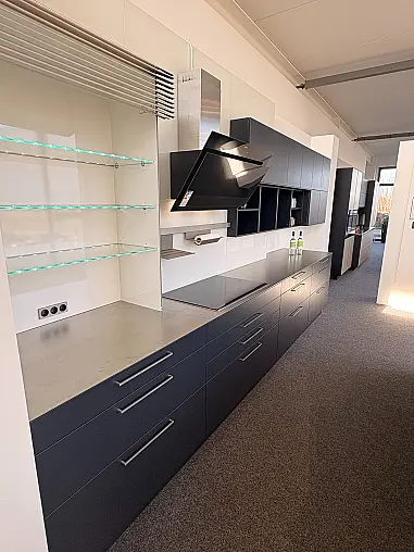 Design-Highlight: Insel Küche mit Edelstahl Arbeitsplatten und Beleuchtung – Sofort verfügbar!
