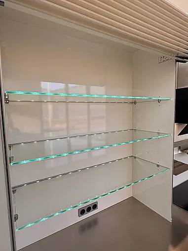 Design-Highlight: Insel Küche mit Edelstahl Arbeitsplatten und Beleuchtung – Sofort verfügbar!