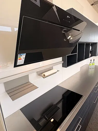 Design-Highlight: Insel Küche mit Edelstahl Arbeitsplatten und Beleuchtung – Sofort verfügbar!
