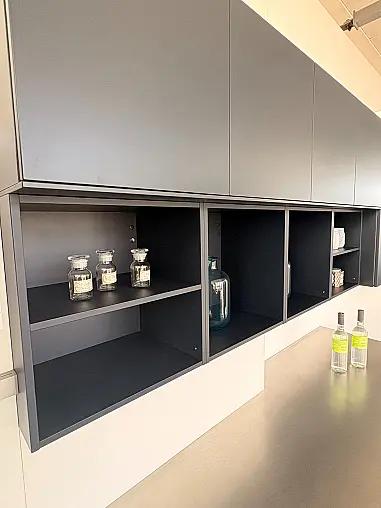 Design-Highlight: Insel Küche mit Edelstahl Arbeitsplatten und Beleuchtung – Sofort verfügbar!