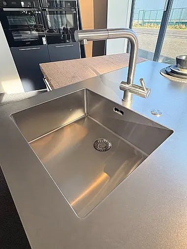 Design-Highlight: Insel Küche mit Edelstahl Arbeitsplatten und Beleuchtung – Sofort verfügbar!