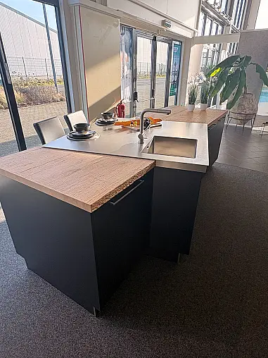 Design-Highlight: Insel Küche mit Edelstahl Arbeitsplatten und Beleuchtung – Sofort verfügbar!