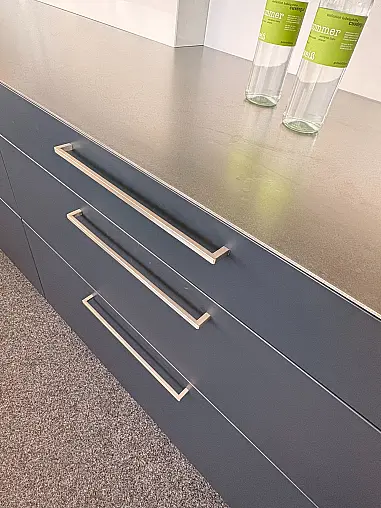 Design-Highlight: Insel Küche mit Edelstahl Arbeitsplatten und Beleuchtung – Sofort verfügbar!