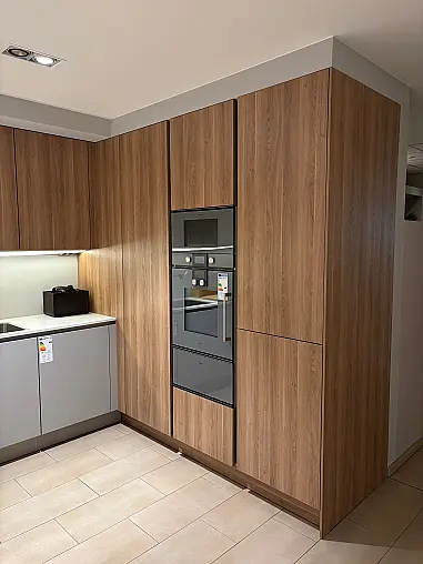 Moderne grifflose SieMatic S2 Küche in kieselgrau mit Eiche Pecan kombiniert und Hochwertigen Geräten