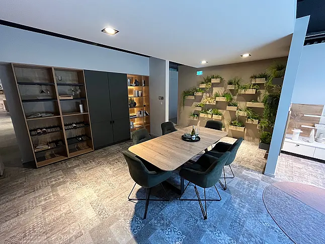 Exklusive Schrank / Regalwand mit Nische inkl. Weinkühlschrank inkl. Tisch und Stühle