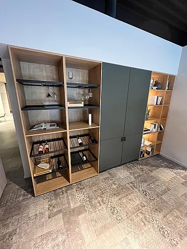 Exklusive Schrank / Regalwand mit Nische inkl. Weinkühlschrank inkl. Tisch und Stühle