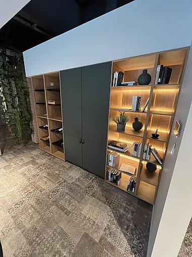Exklusive Schrank / Regalwand mit Nische inkl. Weinkühlschrank inkl. Tisch und Stühle