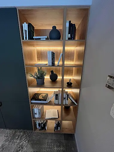 Exklusive Schrank / Regalwand mit Nische inkl. Weinkühlschrank inkl. Tisch und Stühle
