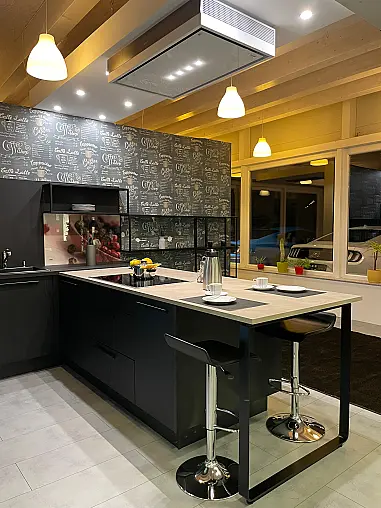 Moderne U-Küche in purer Eleganz und Design Glasvitrinen mit Beleuchtung