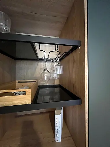 Exklusive Schrank / Regalwand mit Nische inkl. Weinkühlschrank inkl. Tisch und Stühle