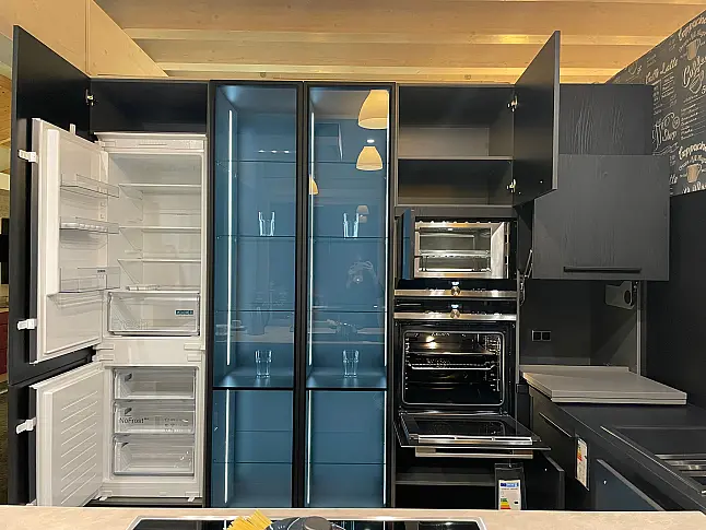 Moderne U-Küche in purer Eleganz und Design Glasvitrinen mit Beleuchtung