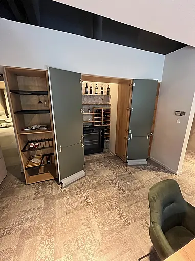 Exklusive Schrank / Regalwand mit Nische inkl. Weinkühlschrank inkl. Tisch und Stühle