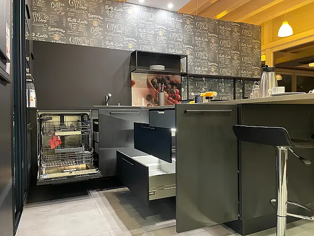 Moderne U-Küche in purer Eleganz und Design Glasvitrinen mit Beleuchtung