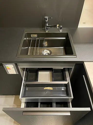 Moderne U-Küche in purer Eleganz und Design Glasvitrinen mit Beleuchtung
