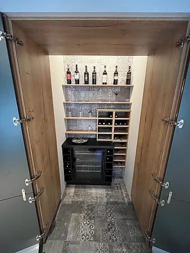 Exklusive Schrank / Regalwand mit Nische inkl. Weinkühlschrank inkl. Tisch und Stühle