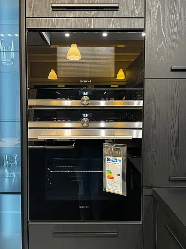 Moderne U-Küche in purer Eleganz und Design Glasvitrinen mit Beleuchtung