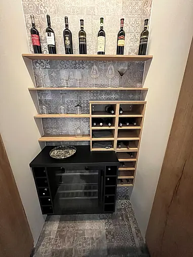 Exklusive Schrank / Regalwand mit Nische inkl. Weinkühlschrank inkl. Tisch und Stühle