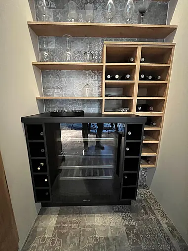 Exklusive Schrank / Regalwand mit Nische inkl. Weinkühlschrank inkl. Tisch und Stühle