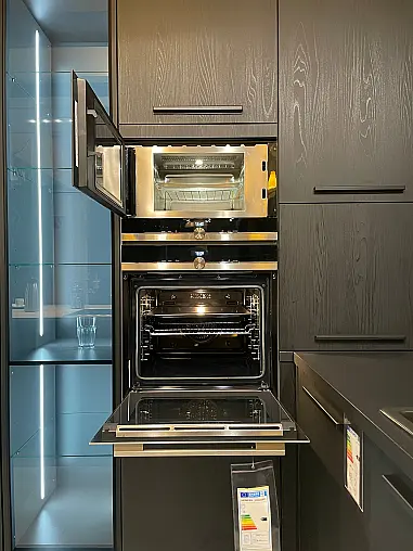Moderne U-Küche in purer Eleganz und Design Glasvitrinen mit Beleuchtung
