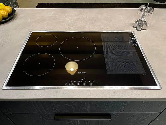 Moderne U-Küche in purer Eleganz und Design Glasvitrinen mit Beleuchtung
