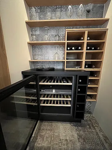 Exklusive Schrank / Regalwand mit Nische inkl. Weinkühlschrank inkl. Tisch und Stühle