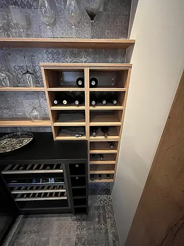Exklusive Schrank / Regalwand mit Nische inkl. Weinkühlschrank inkl. Tisch und Stühle