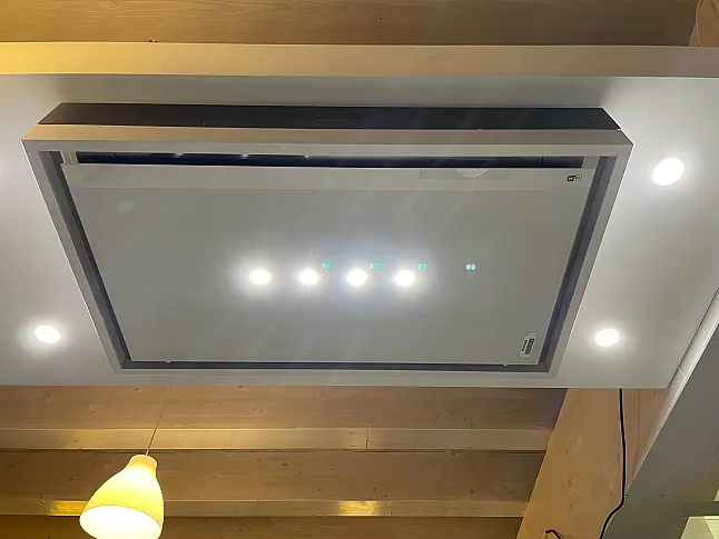 Moderne U-Küche in purer Eleganz und Design Glasvitrinen mit Beleuchtung