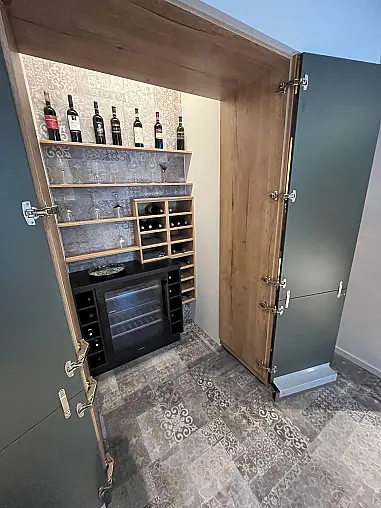 Exklusive Schrank / Regalwand mit Nische inkl. Weinkühlschrank inkl. Tisch und Stühle