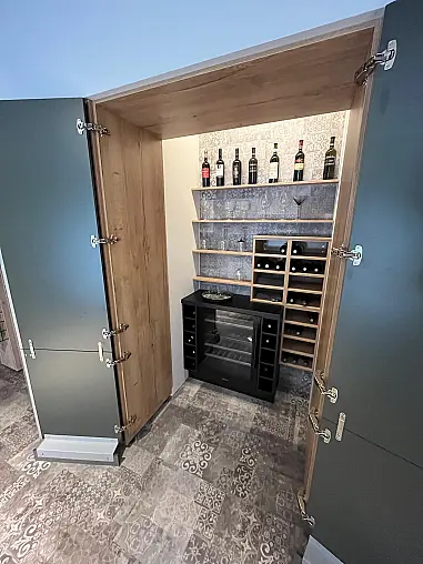 Exklusive Schrank / Regalwand mit Nische inkl. Weinkühlschrank inkl. Tisch und Stühle
