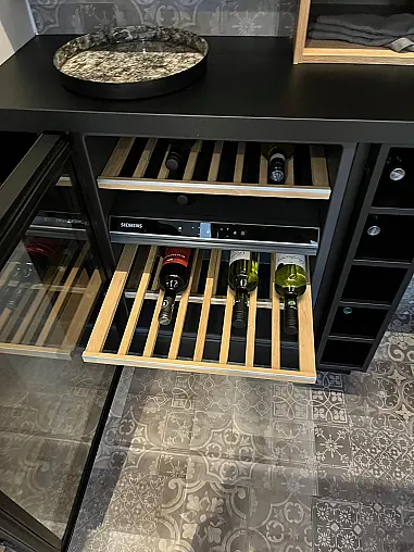 Exklusive Schrank / Regalwand mit Nische inkl. Weinkühlschrank inkl. Tisch und Stühle