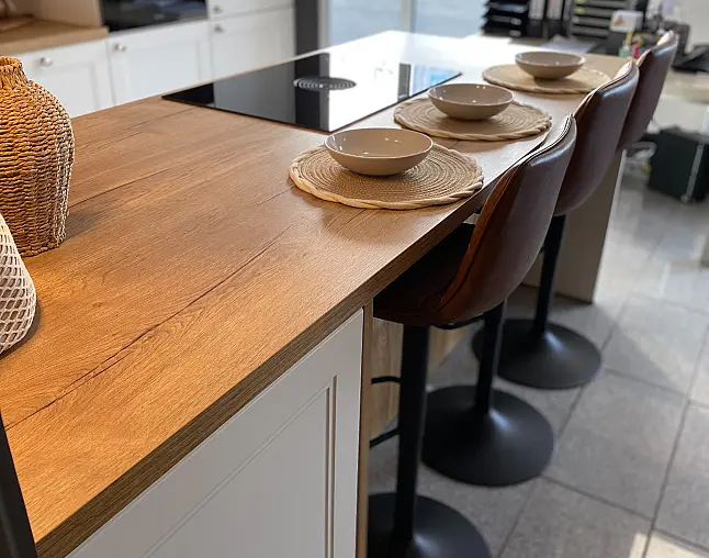 Moderne Landhausküche in weiß soft matt