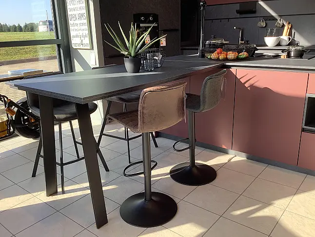 Moderne Musterküche mit einer Insellösung