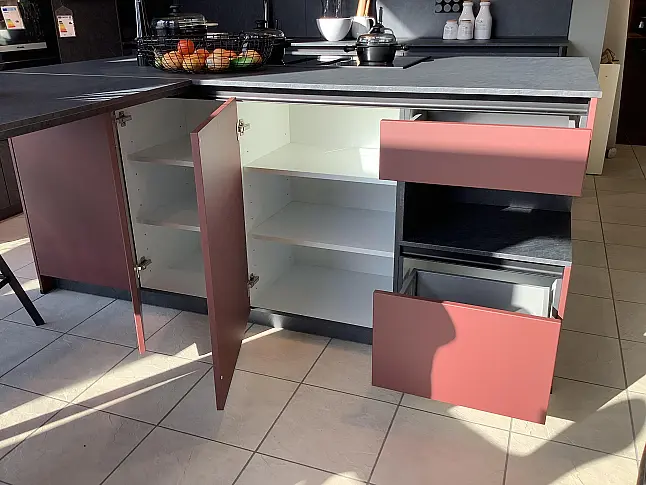 Moderne Musterküche mit einer Insellösung