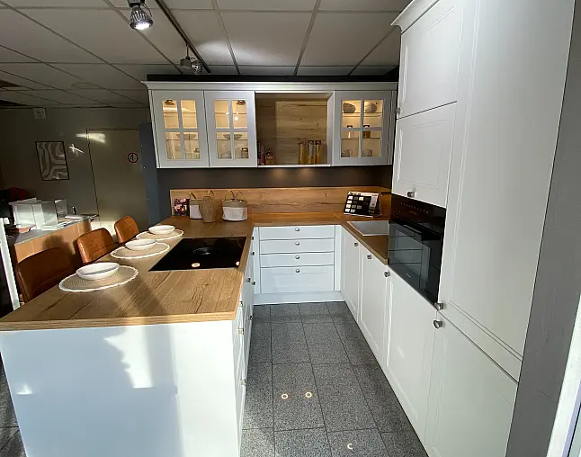 Moderne Landhausküche in weiß soft matt