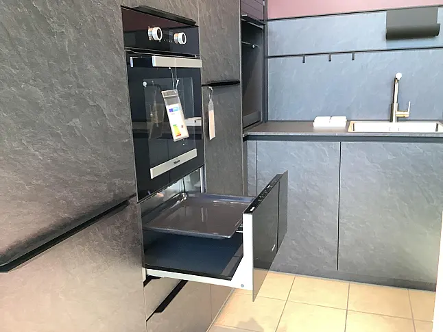 Moderne Musterküche mit einer Insellösung